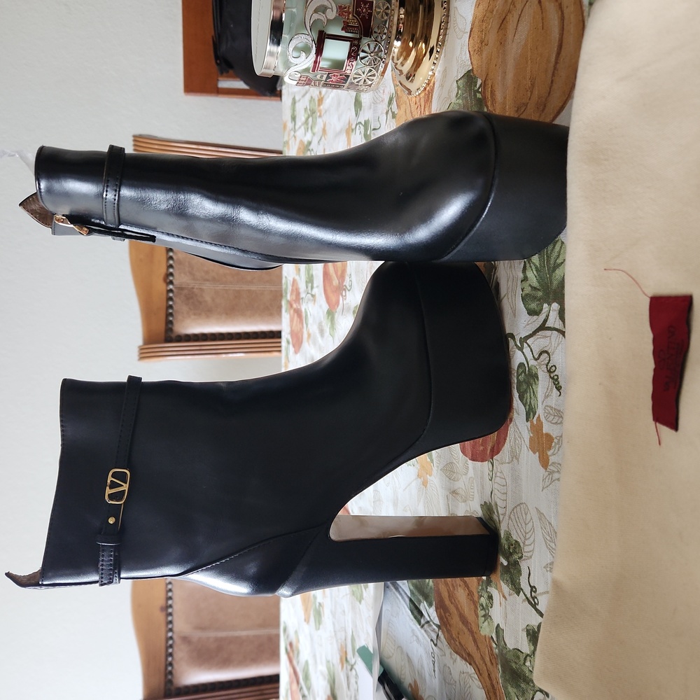 Platform high heeled boots
